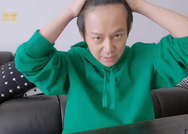 「何炅」为啥说留刘海减龄？看到何炅掀起刘海那刻，“发际线”让人意外！
