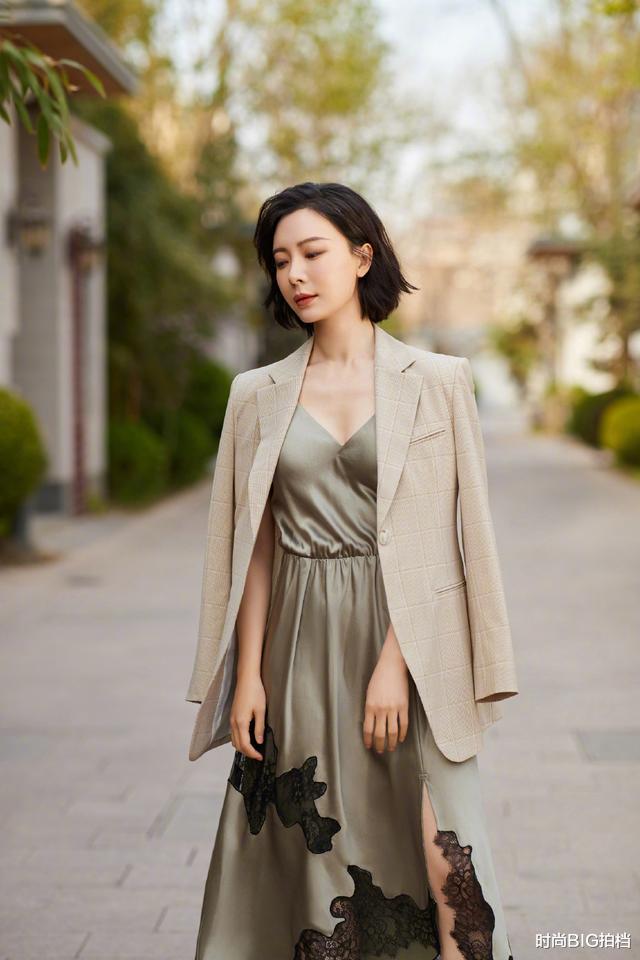 西装|43岁陈数不愧是“西服一姐”，穿搭气质又优雅，短发红唇真迷人！