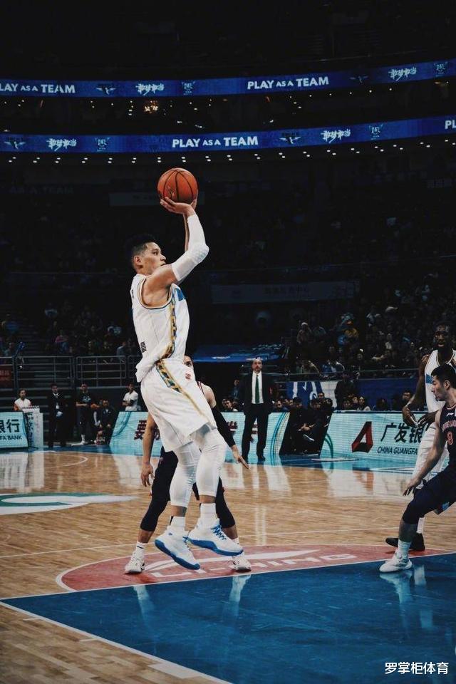 『林书豪』矿泉水+健身器材!林书豪隔离期间不忘自律,优质偶像非他莫属!