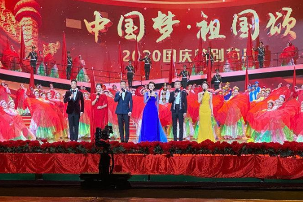 央视|刘涛又出息了！一袭红裙亮相央视国庆晚会做主持，同框康辉张蕾气场十足