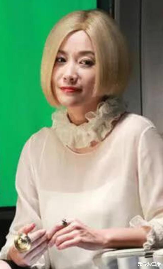 【徐静蕾】徐静蕾“太狠”了！剪齐耳短发还烫一头黄毛，实在太“非主流”了