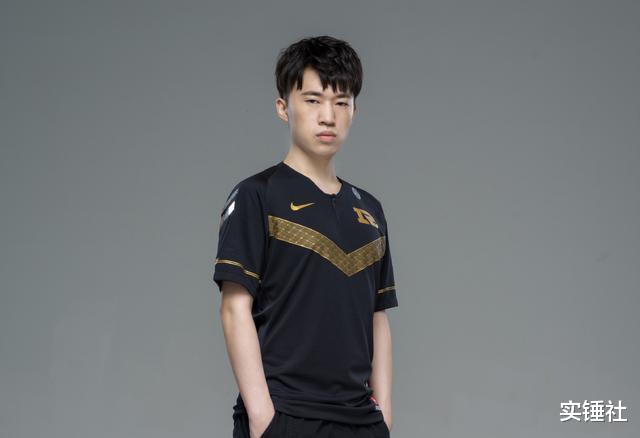 RNG|小虎被兮夜亲手打退役,直冲热搜前十!RNG观众破万恭送虎大将军