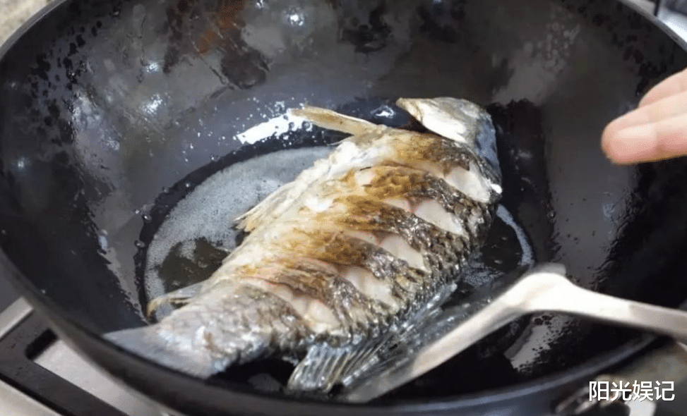 【不粘锅】煎任何鱼，不要直接下锅，牢记这2步，鱼不粘锅不破皮，香嫩入味