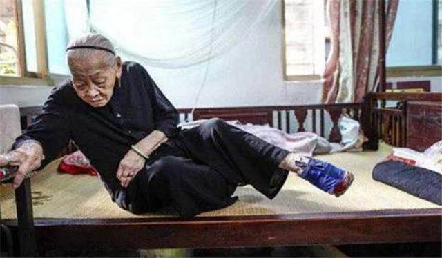 后宫史|她16岁因“三寸金莲”嫁富商,不让子孙帮洗脚,90年来仅丈夫看过