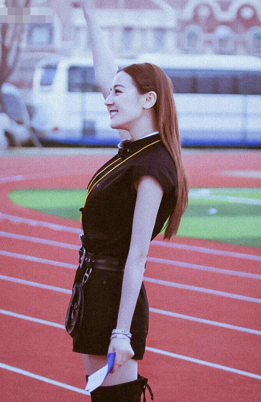 「迪丽热巴」迪丽热巴操场录节目，谁注意她脚上的鞋？体育老师都不敢这么穿