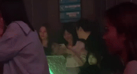 王思聰帶宋美娜酒吧玩，新女友抽煙姿勢老練，用煙頭指鏡頭很豪橫-圖8