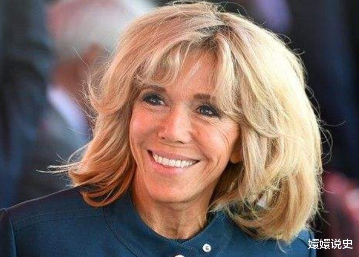 『埃马纽埃尔·马克龙』66岁布丽吉特好幸福！结婚多年依旧十指紧扣，被总统宠成小女孩