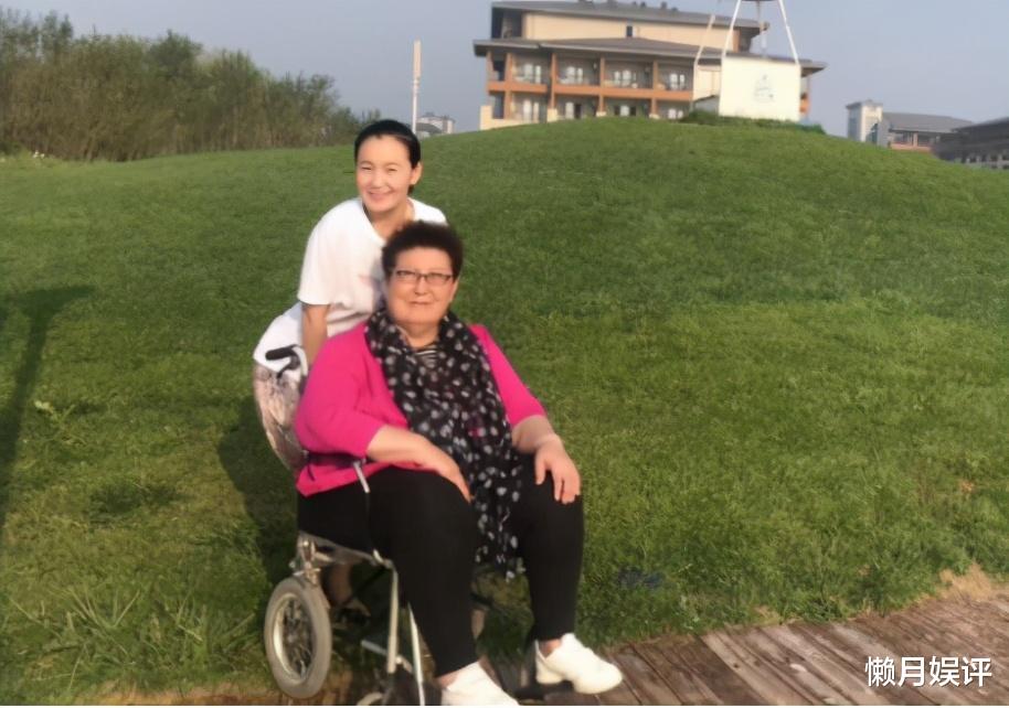 德德玛|痛心！著名歌唱家台上突发脑溢血，右半身瘫痪，今73岁靠轮椅出行