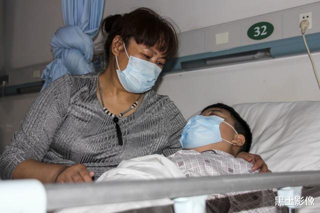 黑土影像|丈夫失联单亲妈妈依靠石板刻字为生，如今9岁儿子可能也保不住了