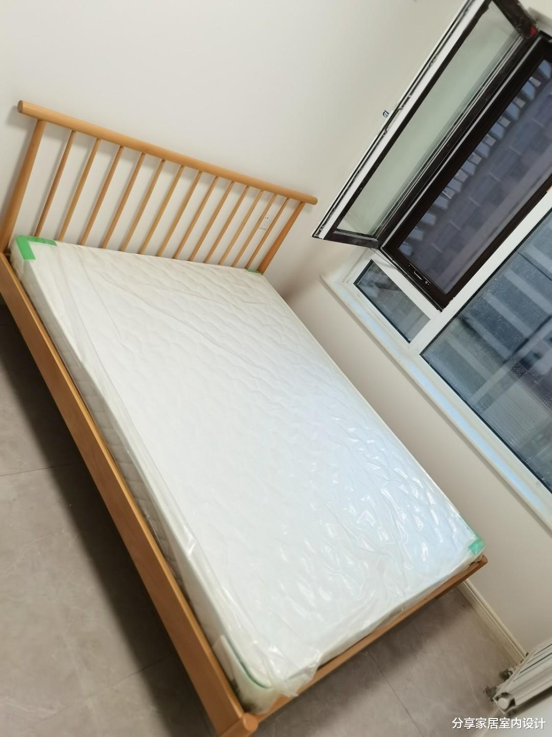 |看她家新房，贴石膏线条代替吊顶，墙面刷灰色，省钱又好看！