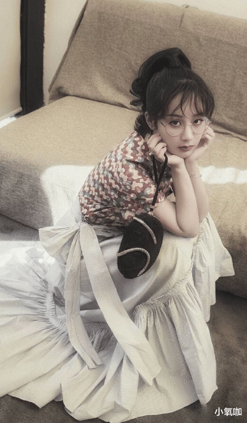 「杨紫」杨紫换个造型上热搜，放下刘海如“整容”，P图都不敢这样P