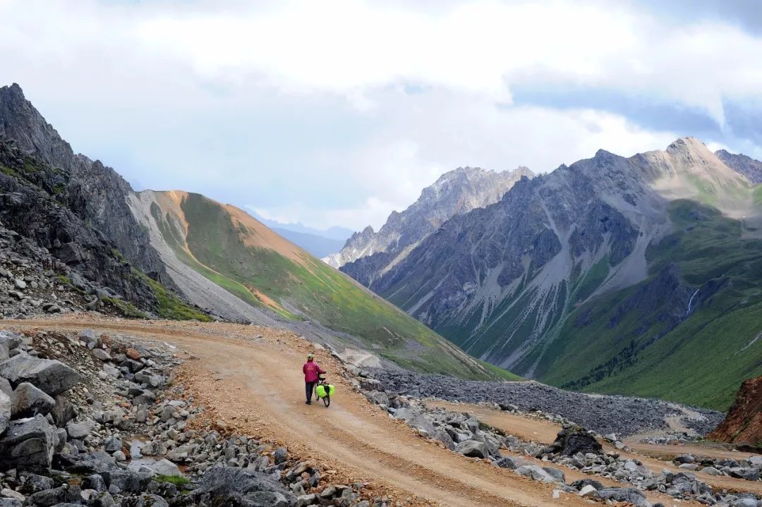 「新疆维吾尔自治区」从新疆出发，中国最长最美公路横空出世，一路顶级风光！