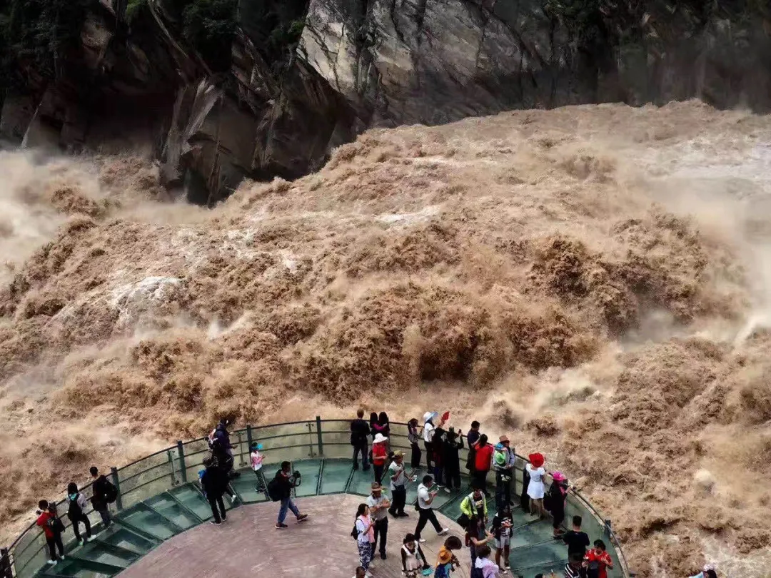 虎跳峡|虎跳峡现超级山洪惊涛骇浪,光看图片腿就软了……