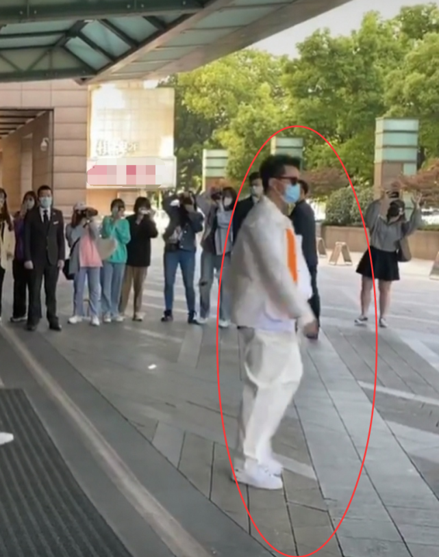 #郑恺#奔跑吧成员合照，谁注意郑恺手里拿的？一看就是临时被拉过来的