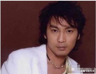 央视春晚|央视春晚一曲成名,被砍下巴脱落缝130针变阶下囚,今卖马桶为生