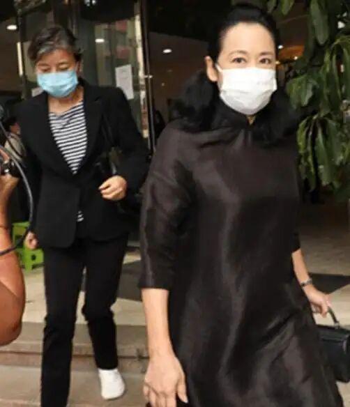 郭晶晶|郭晶晶妈妈是隐形美女!和亲家母同框,一头银发真抢镜