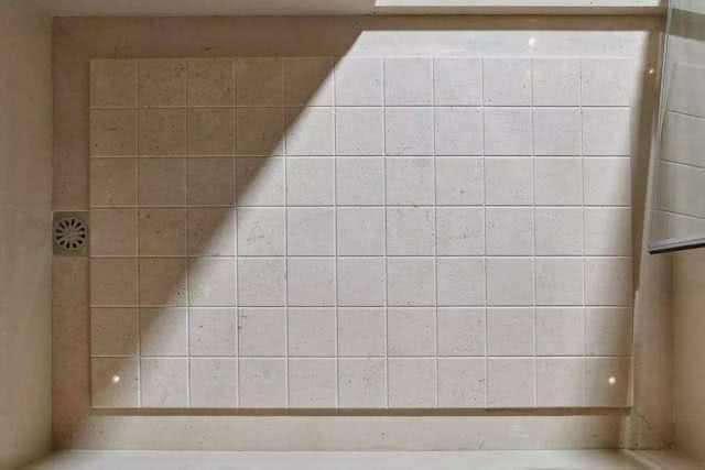 【】卫生间还做斜坡？做个拉槽四边走水，排水快不堵塞，好处多多！