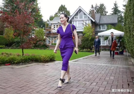 『华为』华为长女有气节！虽戴脚铐仍端庄面露微笑，大气长相跟何超琼太像