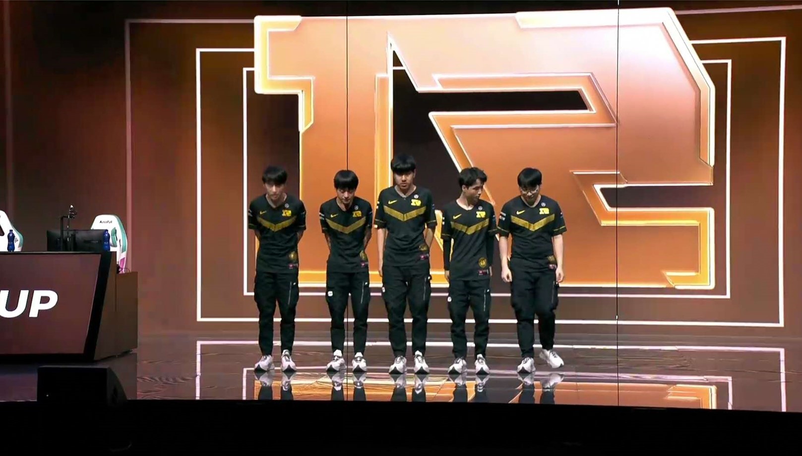 dmo战队|RNG也会翻盘了，小虎一战雪耻“销户”，君泽：别吹小虎了，他容易飘