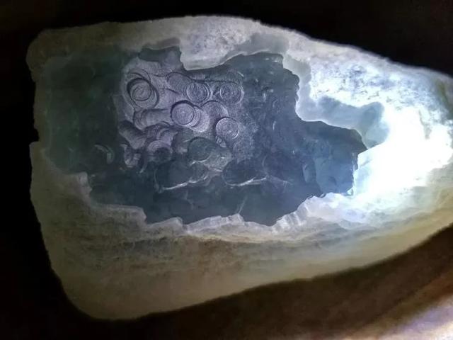 #翡翠#小伙私藏零花钱,3000拿下的一块原石,解开后抽了几包中华烟!