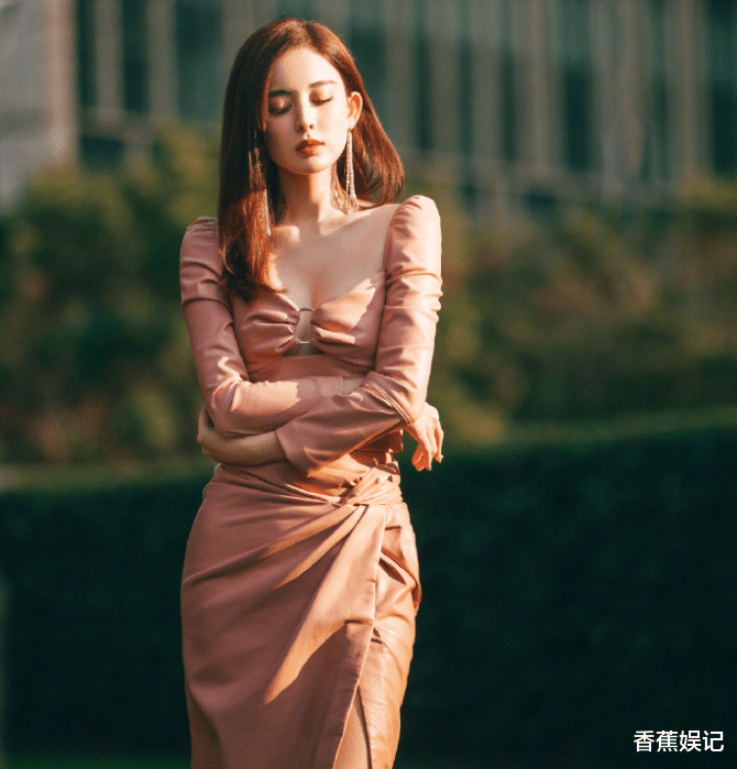 古力娜扎|娜扎大秀美照，身材身材被指难以抗拒，网友感慨：太美也很烦恼