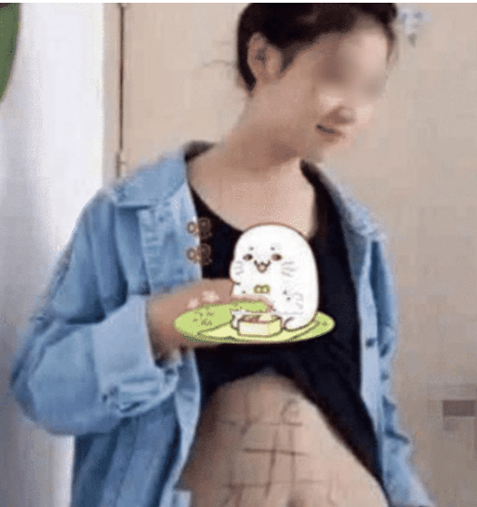 抖音“腹肌姐”火了，把衣服掀起的那一刻，网友：打扰了