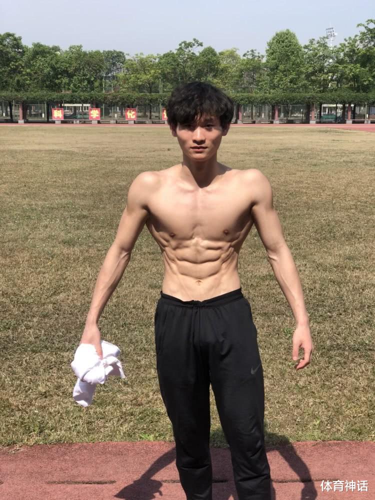 「苏炳添」又诞生一中国“飞人”？百米天才超越苏炳添，19岁已是魔鬼筋肉人