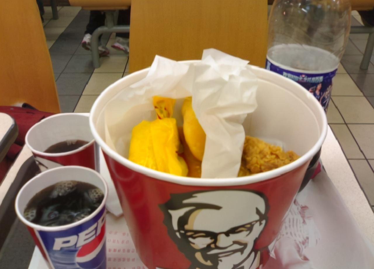 |看到美国的肯德基全家桶后，中国吃货“怒了”！这差距也太大了