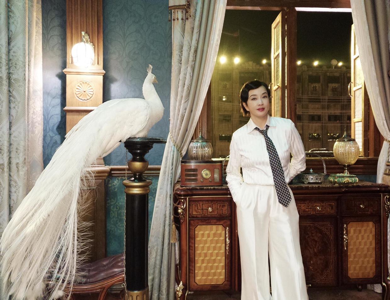 刘晓庆|刘晓庆《八佰》造型太飒了,白衬衫白西装+领带,复古发型A爆了