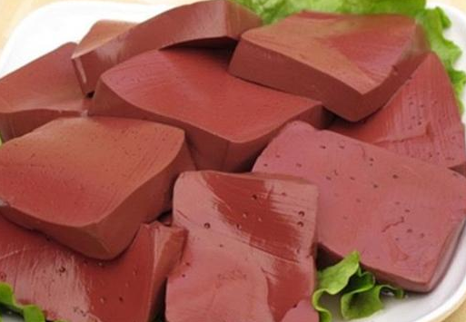 「」市场上的猪血是用什么做的?很多人都不懂,现在终于知道了!