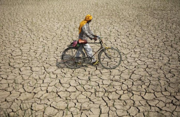 印度■夫妻在吊扇上自缢，9岁孩子还在尸体下玩耍，茫然不知