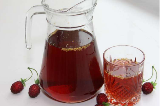 「酸梅汤」酸梅汤，是用乌梅、山楂、桂花、桂圆熬成的，加了多种不同的糖