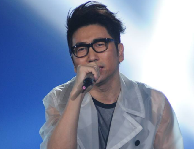 |曾因一首歌大红大紫,今48岁过于凄凉?打扮邋遢险些认不出