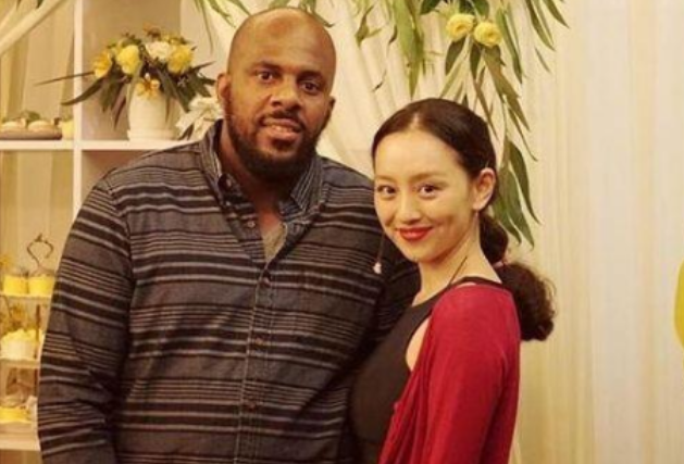 释小龙|她小时候因“太漂亮”迷倒释小龙，嫁黑人生子后，今模样一言难尽！