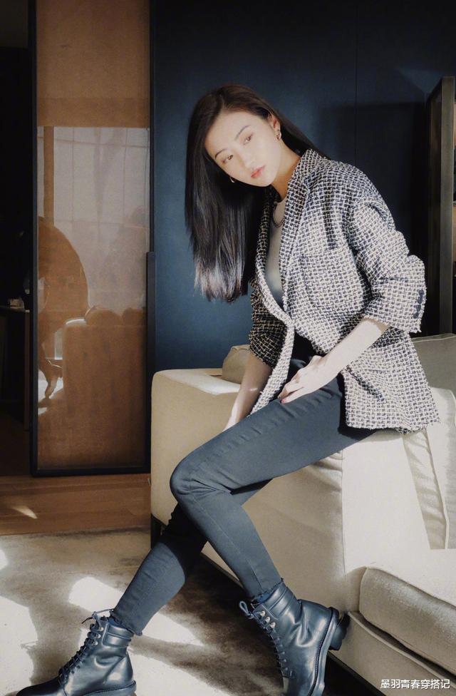 「景甜」景甜晒健身照，穿黑色无痕裤不见一丝赘肉，背后落地窗好风光