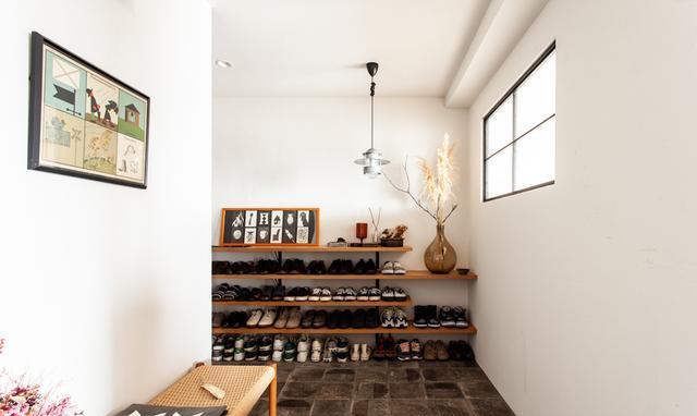 『』晒晒这对日本夫妻的家，4层隔板挂墙当鞋架，摆100双鞋绰绰有余！