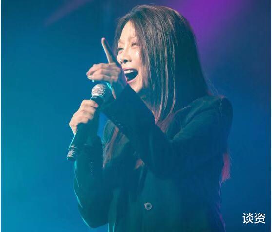 张钧甯|54岁田震近照变化大，红色短发颠覆形象，无子无女归隐田园