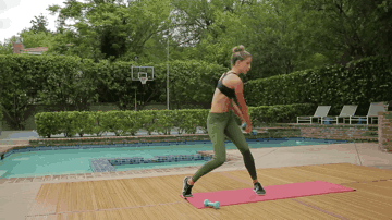 深蹲@她硬拉470斤，扛起236斤男友做深蹲，这样的女汉子，谁敢挑战？