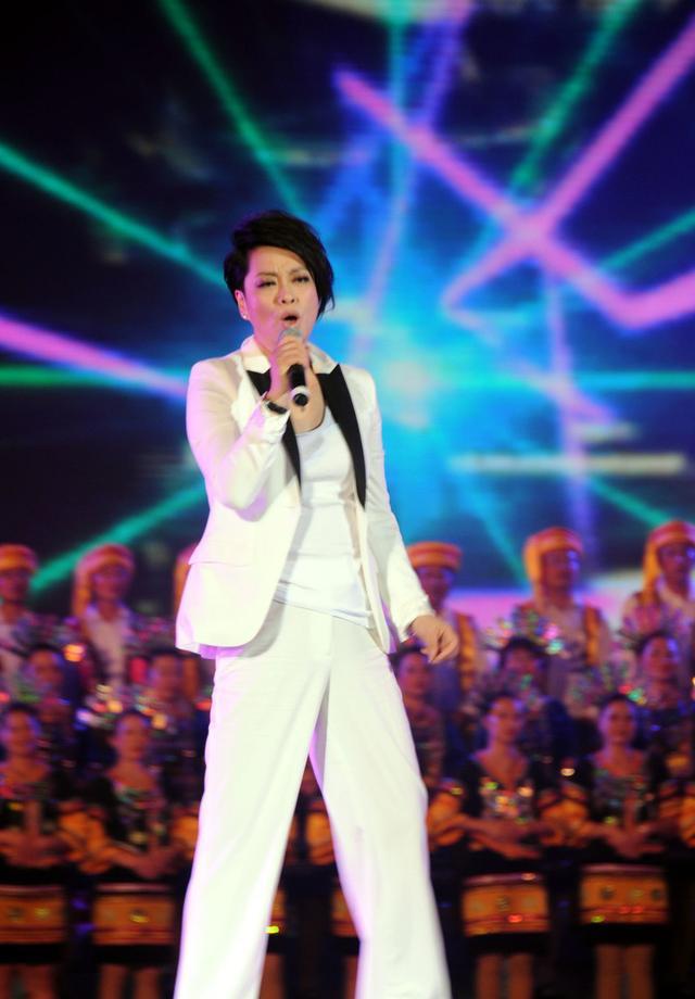 【穿衣搭配】57岁毛阿敏带火新潮流,“瘸腿裤”高级又时髦,搭配简单却有个性