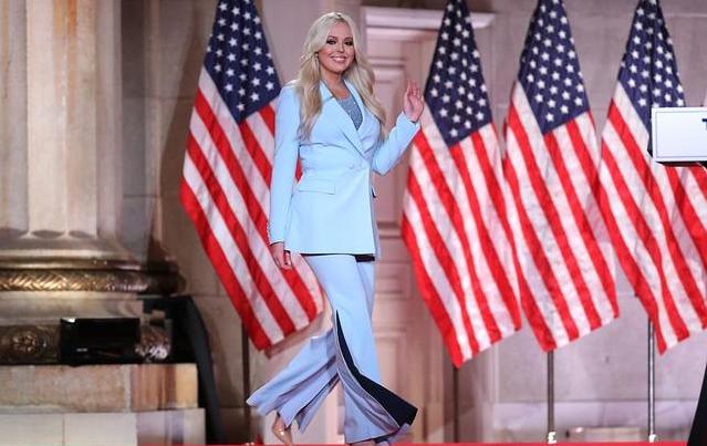 特朗普|特朗普56岁前妻发照庆准女婿生日！180斤重女儿抢伊万卡风头