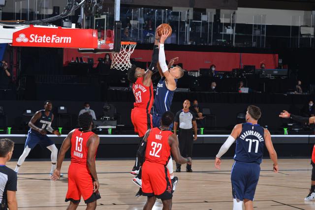 MVP|恭喜!揭幕战首轮砍下49分,双MVP冲冠的机会,真该争取冠军中锋?