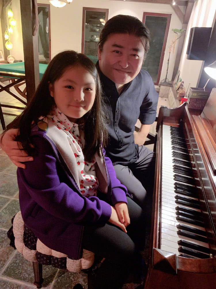 李湘■李湘发文炫耀女儿厨艺，王诗龄打扮很朴实，豪宅装饰很有格调