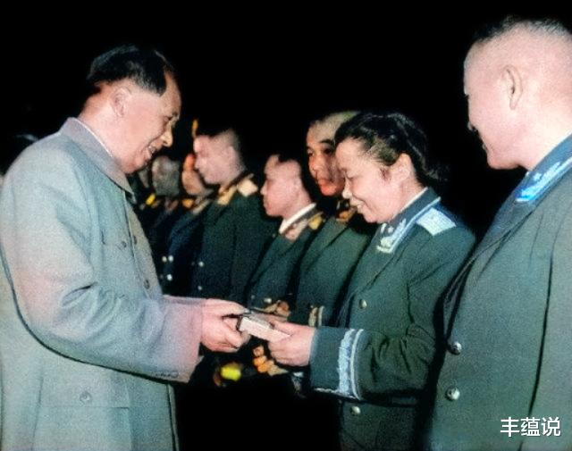 林彪|历史上过目难忘的彩照：毛主席给开国女将授衔，图7林彪与七大元帅罕见同框