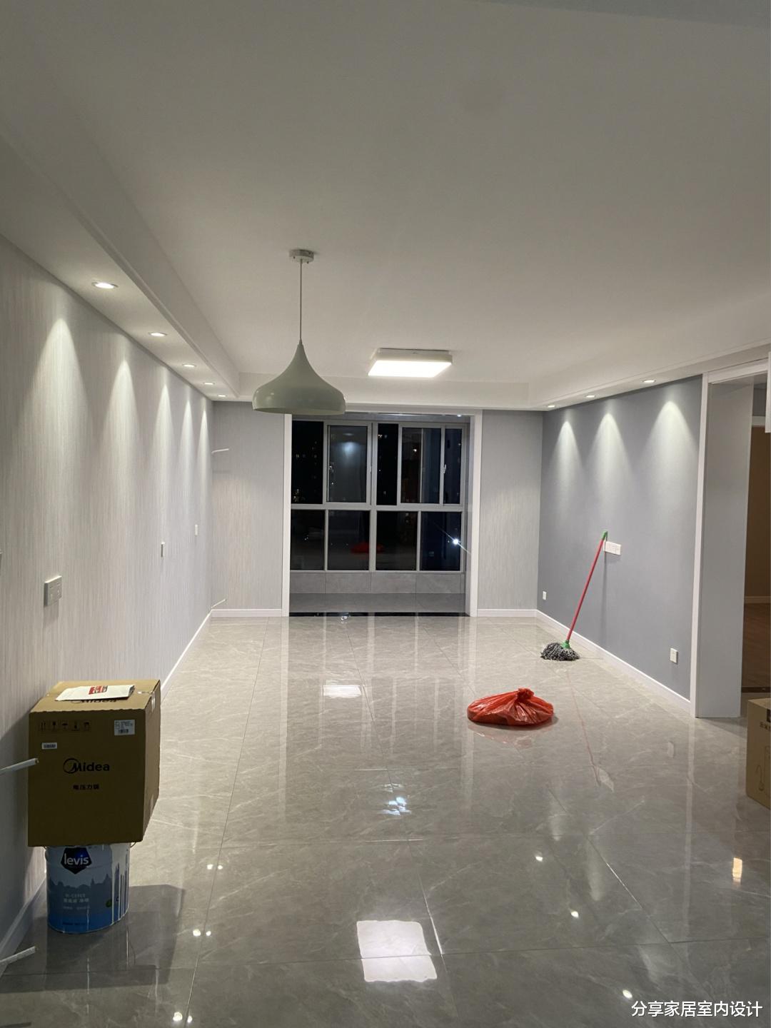 |一家三口的新房，全屋贴墙布，请熟人打柜子，很漂亮，儿子很高兴