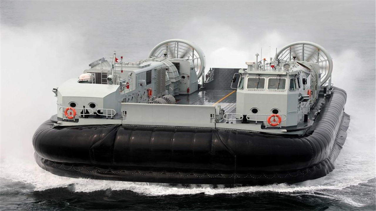 「歼-10」中国“夺岛神器”亮相！可携30架直升机跨海作战，战斗力堪比航母