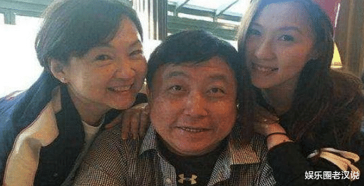 「王晶」王晶的妻子到底长啥样?看完与妻子合照后,网友:人生赢家!