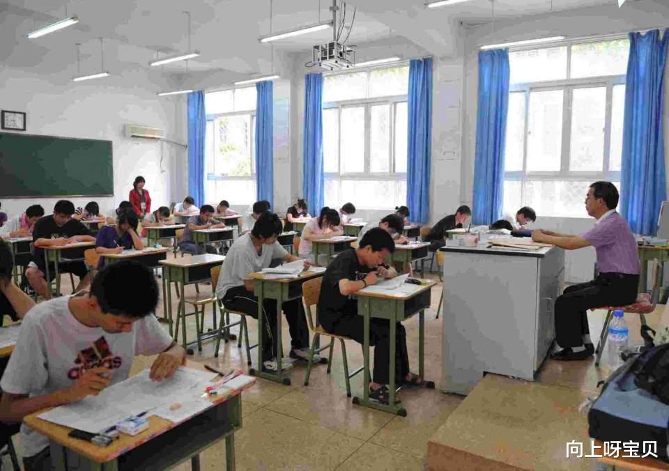 考试|为何高考时不允许穿“校服”？班主任说出原因，考生：幸亏知道了