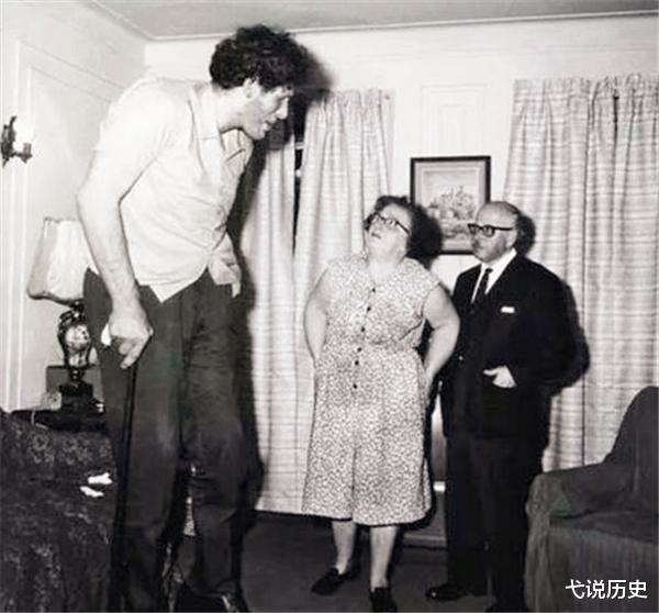 弋说历史|奥地利小伙身高如幼童，二十一岁后突然暴长一米多，到底怎么回事