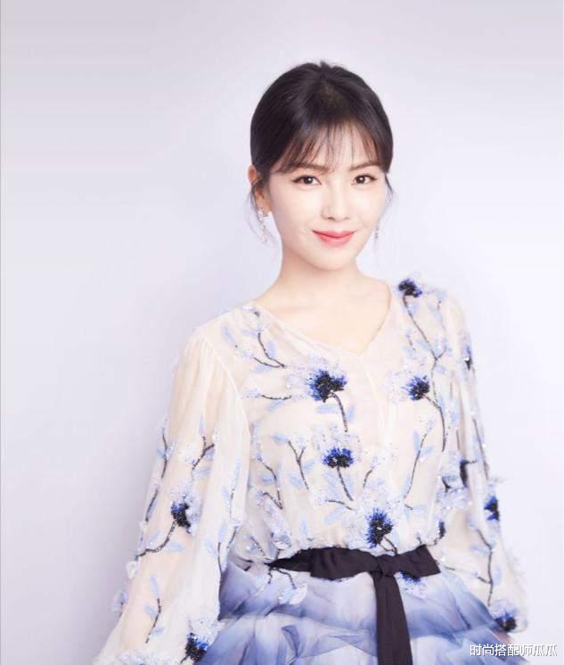 发型|女人过了48岁，尽量避开这3种发型，尤其是第2种，显老又土气