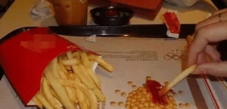 ▲吃肯德基时，为什么餐盘上总垫一张纸，服务员：多数人不懂装懂